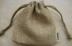 Bolsa de yute natural con etiqueta impresa y cordón de yute. Tamaño: 12 cm x 12 cm