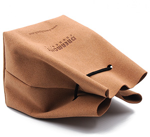 Bolsa para joyería regalo personalizada en piel de ante con fondo cuadrado y logo grabado