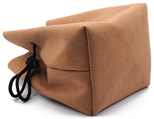 Bolsa para joyería regalo personalizada en piel de ante con fondo cuadrado y logo grabado