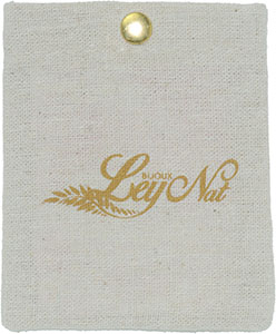Bolsa de lino con botón metálico y logotipo personalizado.