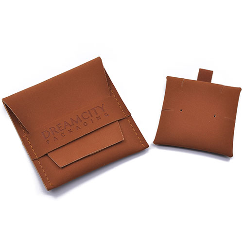 Bolsa envelope personalizada para joias de couro fosco macio com faixa e logotipo, com almofada de inserção.