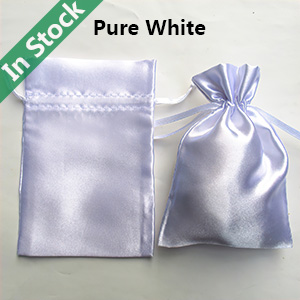 Commerce de gros de sacs à cordon en soie satinée en stock, blanc