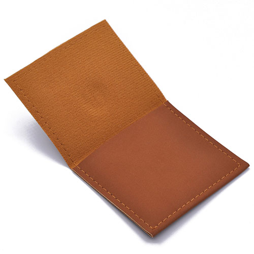 Pochettes à bijoux personnalisées enveloppes en cuir mat avec logo en creux