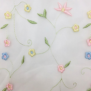 Broderie sur organza