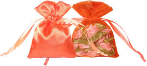 Saquinhos personalizados de organza e cetim transparentes de um lado para joias laranja