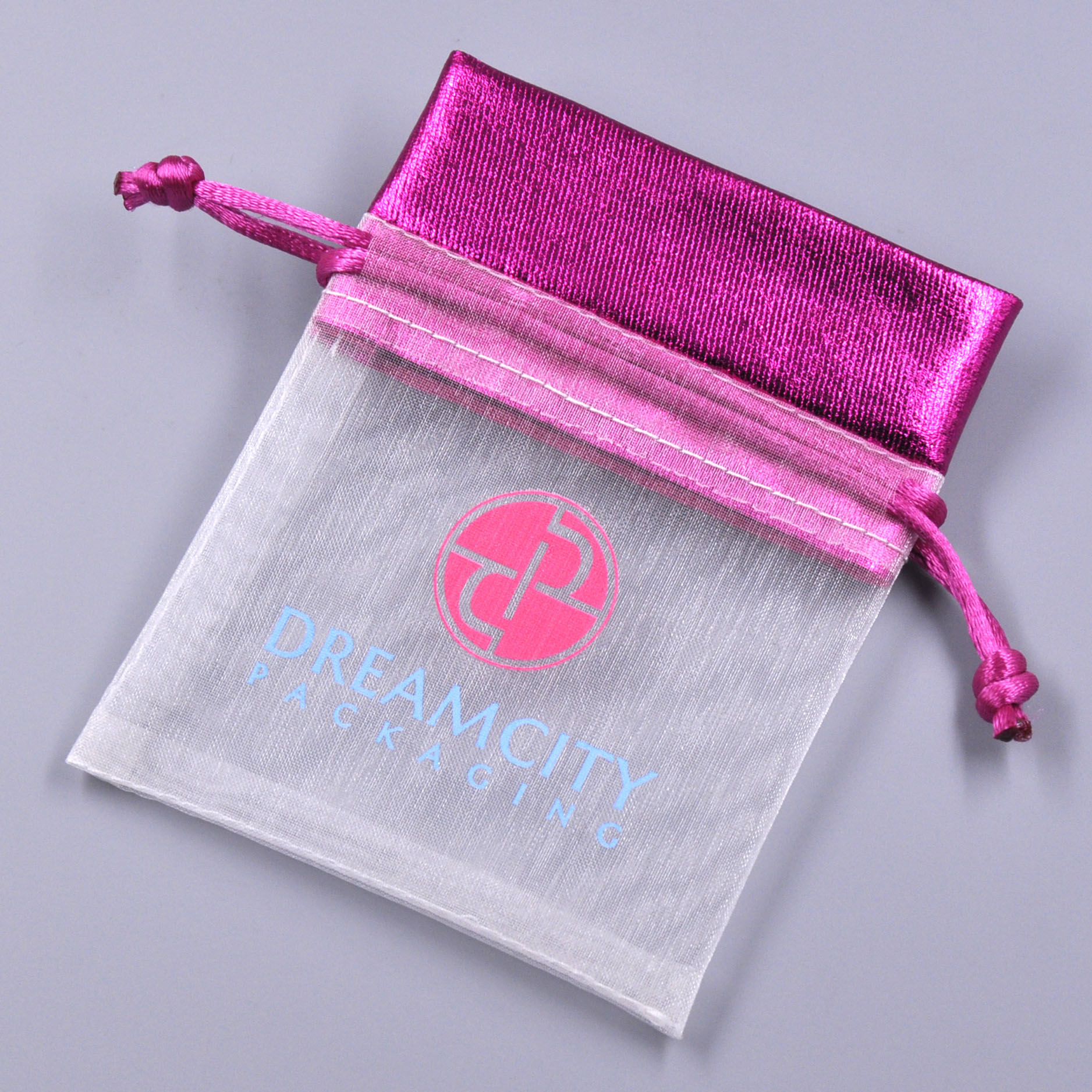 Pochette à bijoux en organza avec dessus métallique et logo