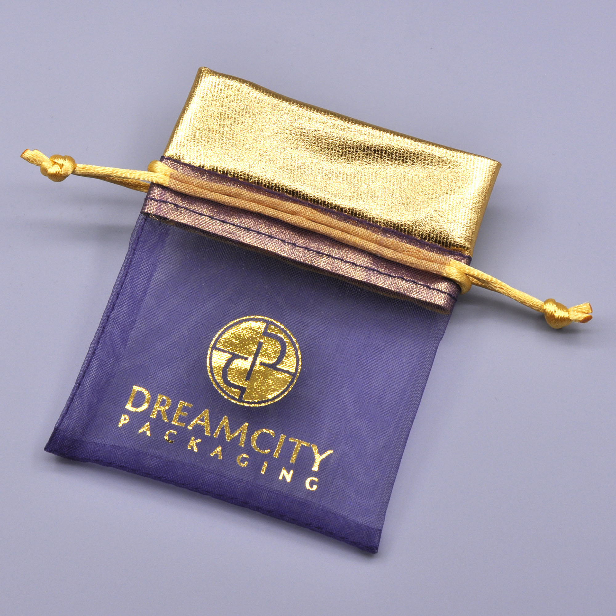 Pochette à bijoux en organza avec dessus métallique et logo