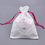 Personnalisez les sacs en mousseline de coton biologique avec le logo sérigraphié et le ruban de satin
