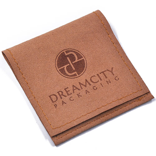 Pochette à bijoux personnalisée enveloppe en cuir suédé avec logo gravé