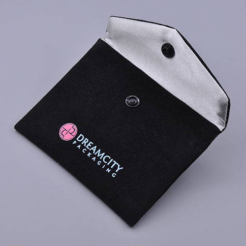 Bolsas para joyería personalizadas sobre de terciopelo con forro satinado y botón de presión