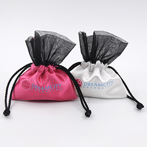 Sacs cadeaux en satin bicolore avec dessus en organza